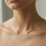 Collar dorado de cadena tipo serpiente