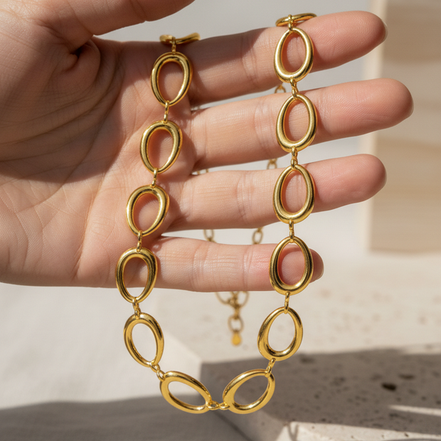 Collar dorado de eslabones ovalados irregulares