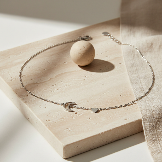 Collar plateada con luna