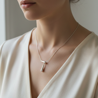 Collar plateada minimalista con colgante en forma de lágrima