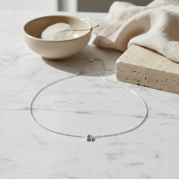 Collar plateado con colgante de letra A