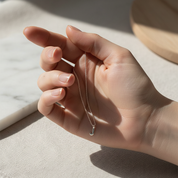 Collar plateado con colgante de letra J