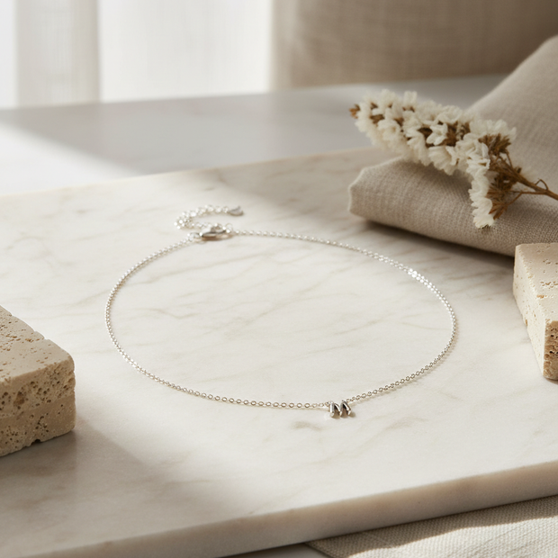 Collar plateado con colgante de letra M