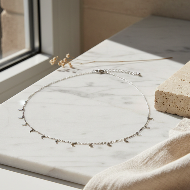 Collar plateado con colgantes de lunas