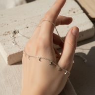 Collar plateado con colgantes de lunas