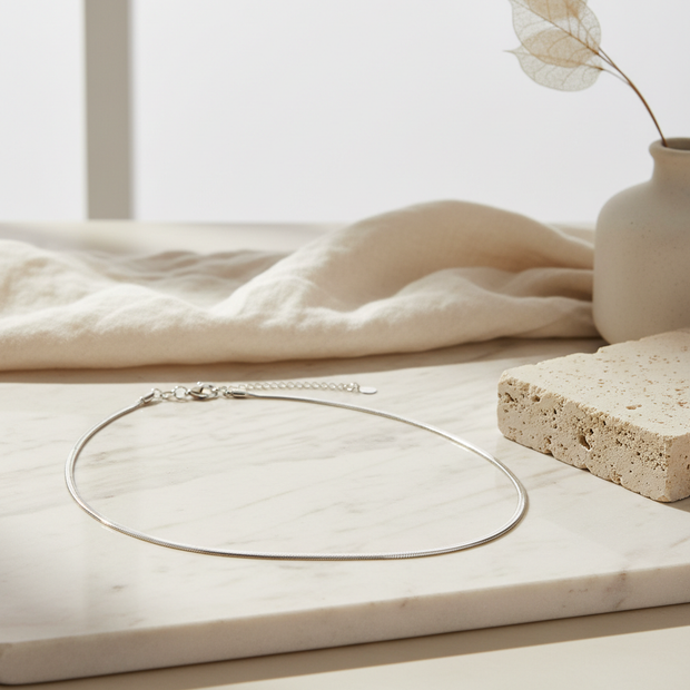 Collar plateado de cadena tipo serpiente