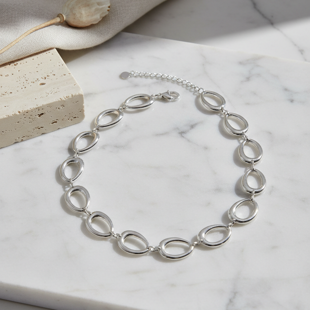Collar plateado de eslabones ovalados irregulares