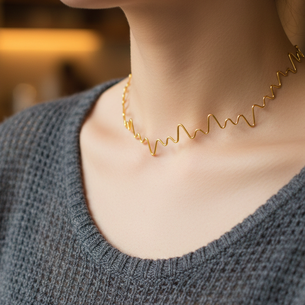 Mujer usando collar rígido dorado con ondas Namare 