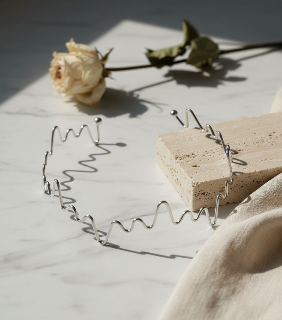 Collar rígido plateado con diseño ondulado