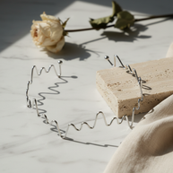 Collar rígido plateado con diseño ondulado