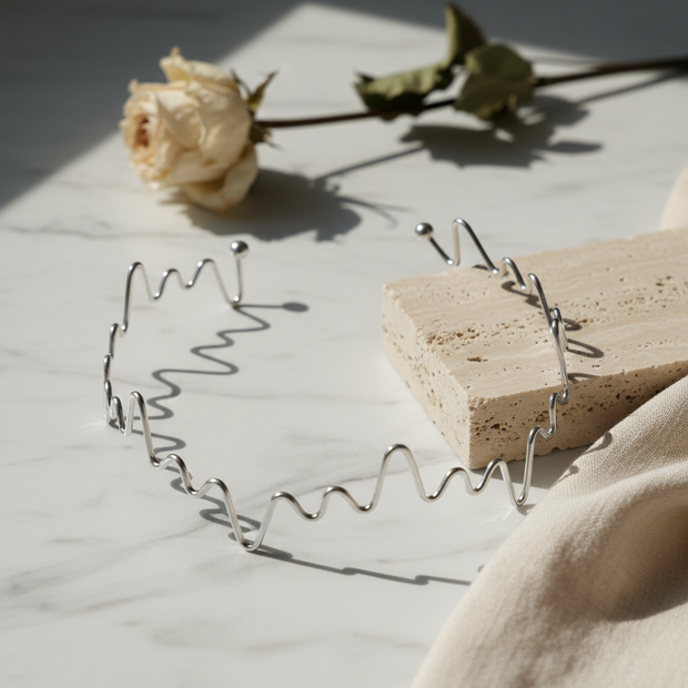 Collar rígido plateado con diseño ondulado