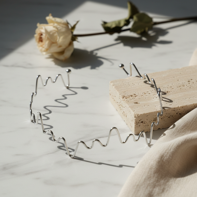 Collar rígido plateado con diseño ondulado