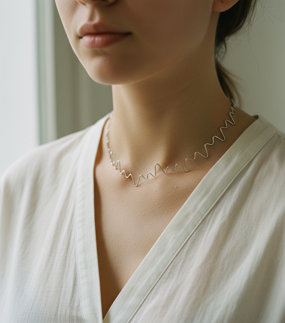 Collar rígido plateado con diseño ondulado