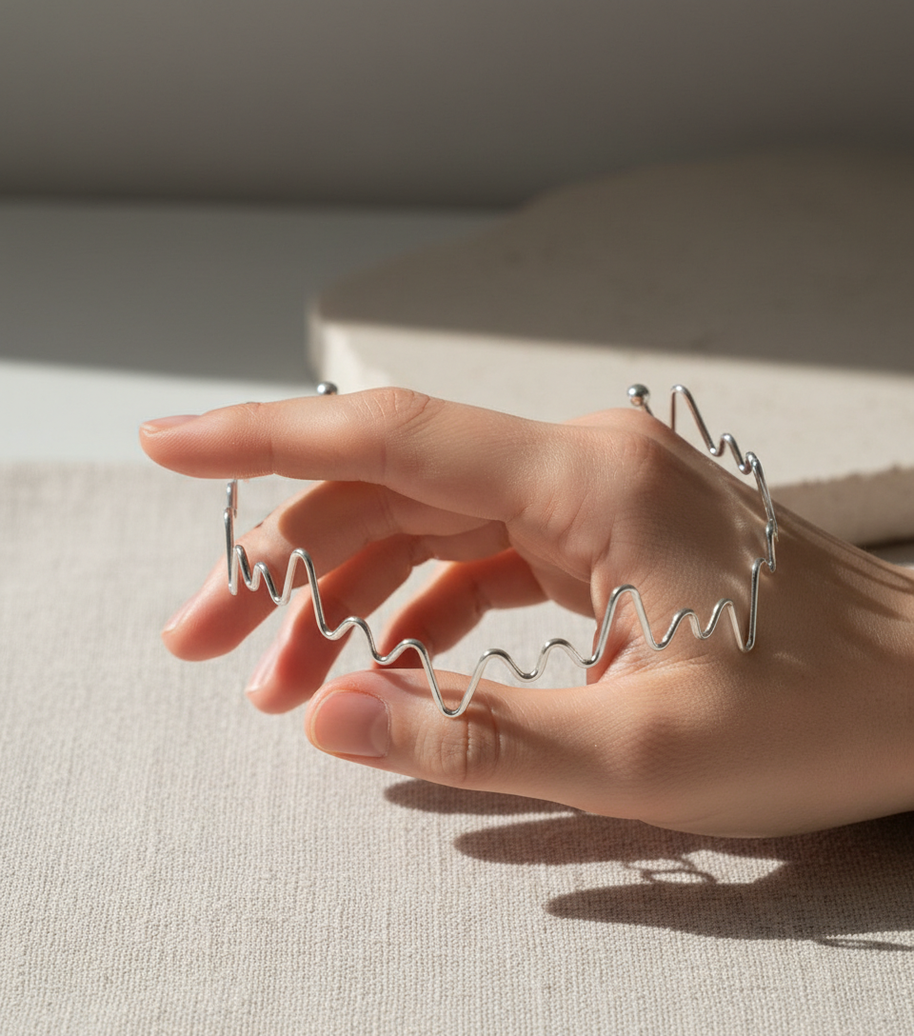 Collar rígido plateado con diseño ondulado