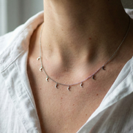 Collar plateado con colgantes de lunas