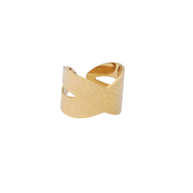 Anillo dorado cruzado con motivos circulares