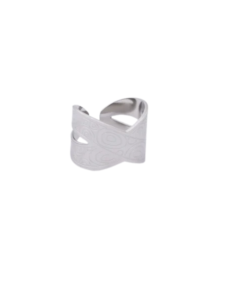 Anillo plateado cruzado con motivos circulares
