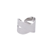 Anillo plateado cruzado con motivos circulares