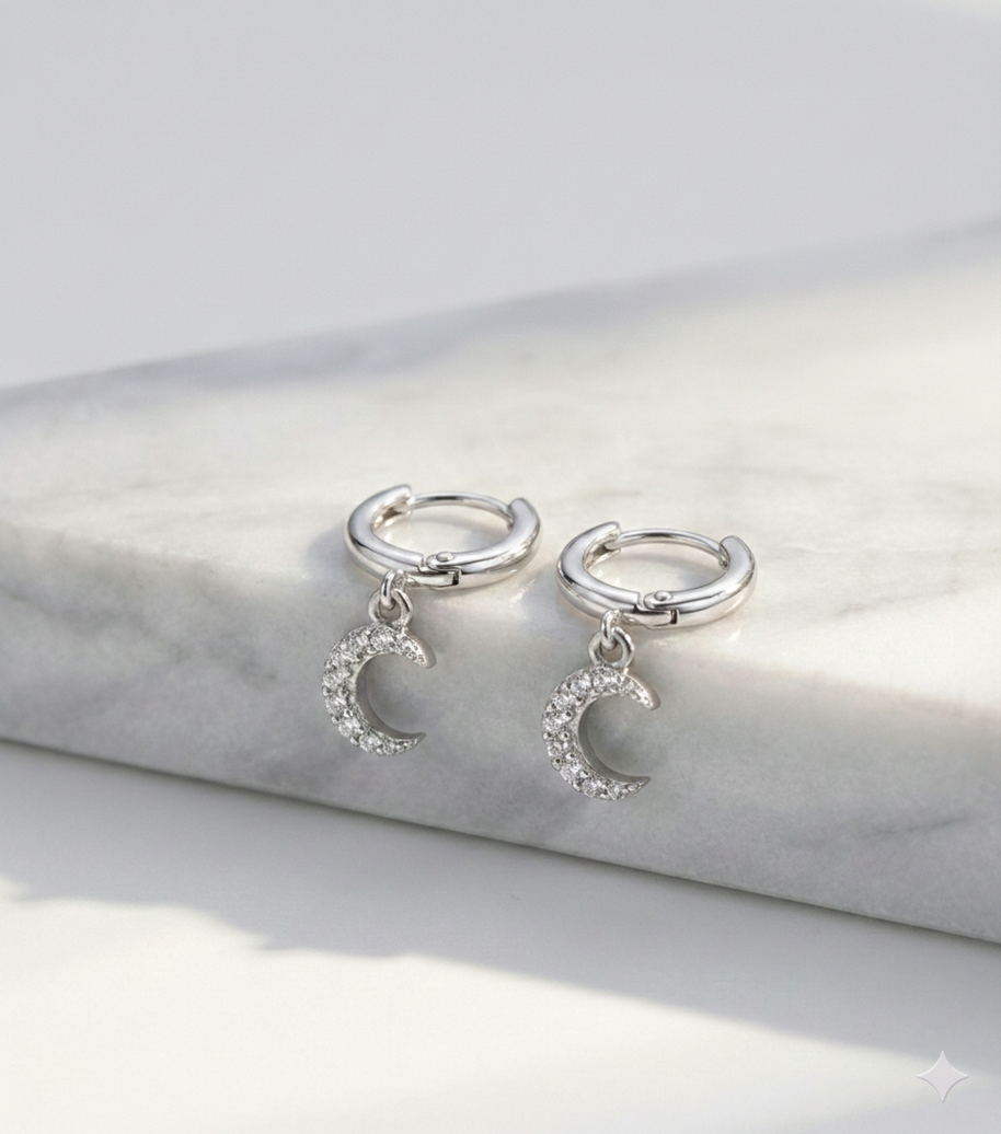 Pendientes de aros plateados con colgante luna de circonitas