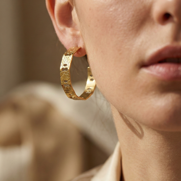 Pendientes de aros dorados calados con textura craquelada