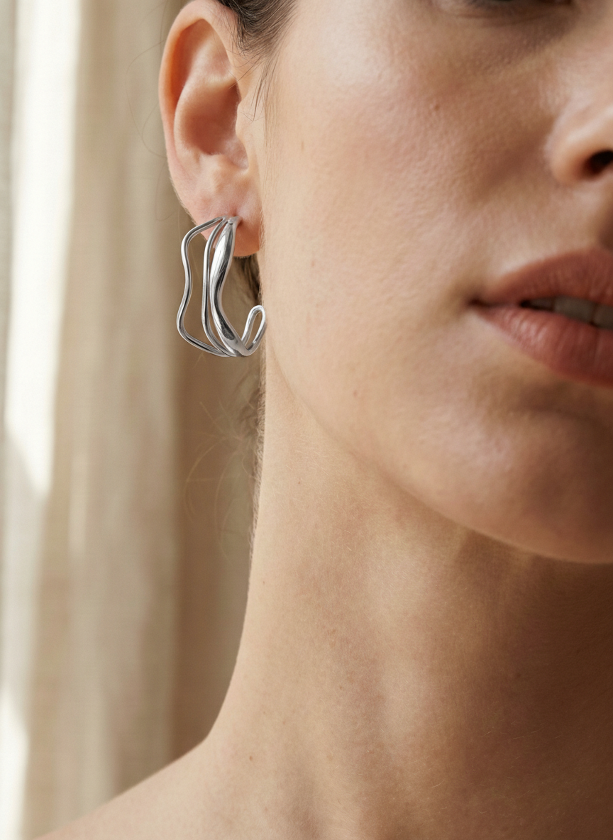 Pendientes de aros plateados con diseño ondulado y triple línea