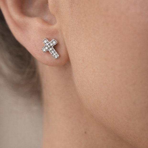 Pendientes de cruz plateada con circonitas