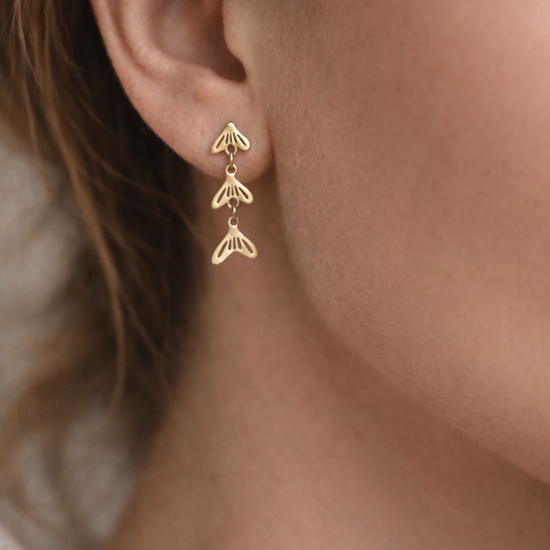 Pendientes dorados con colgantes de cola de pez