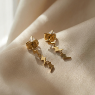 Pendientes dorados con colgantes de rayos