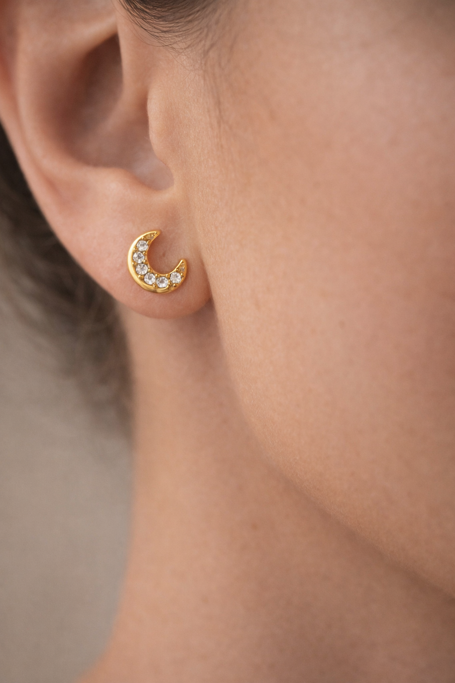Pendientes dorados de luna con circonitas
