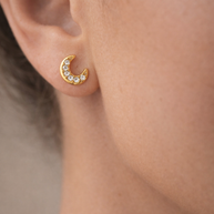 Pendientes dorados de luna con circonitas