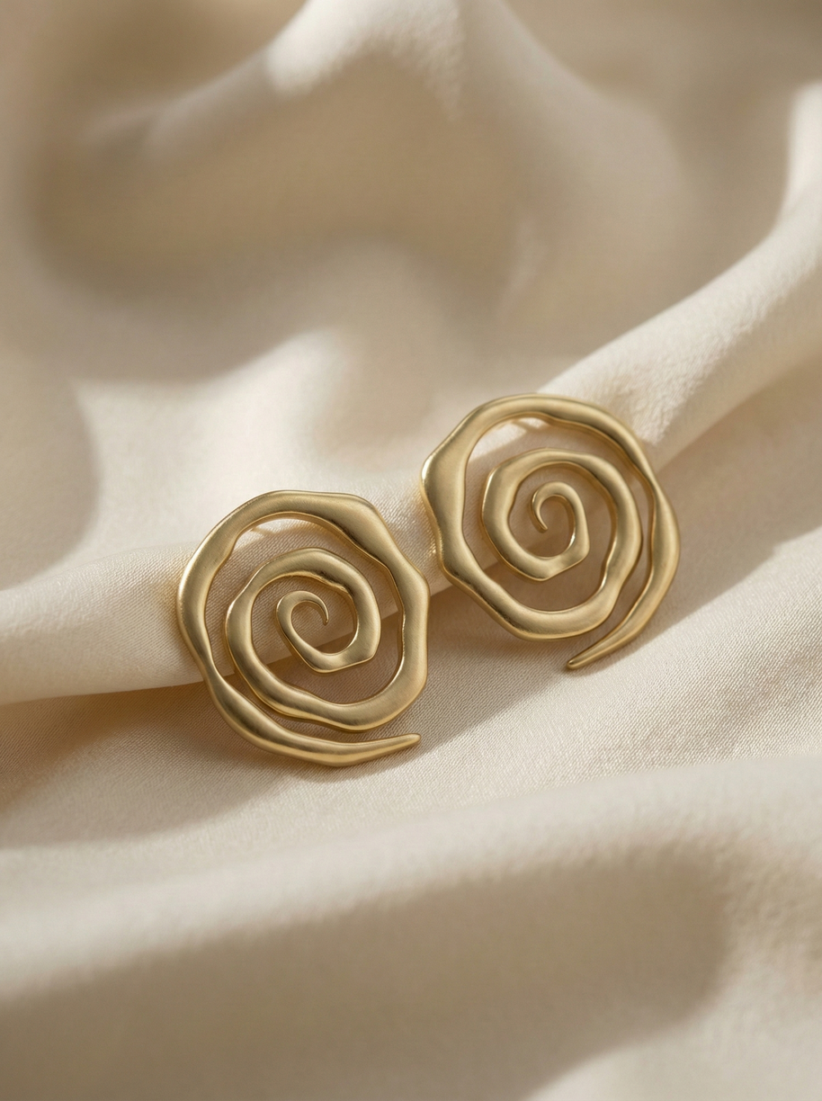 Pendientes dorados en espiral irregular