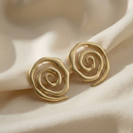 Pendientes dorados en espiral irregular