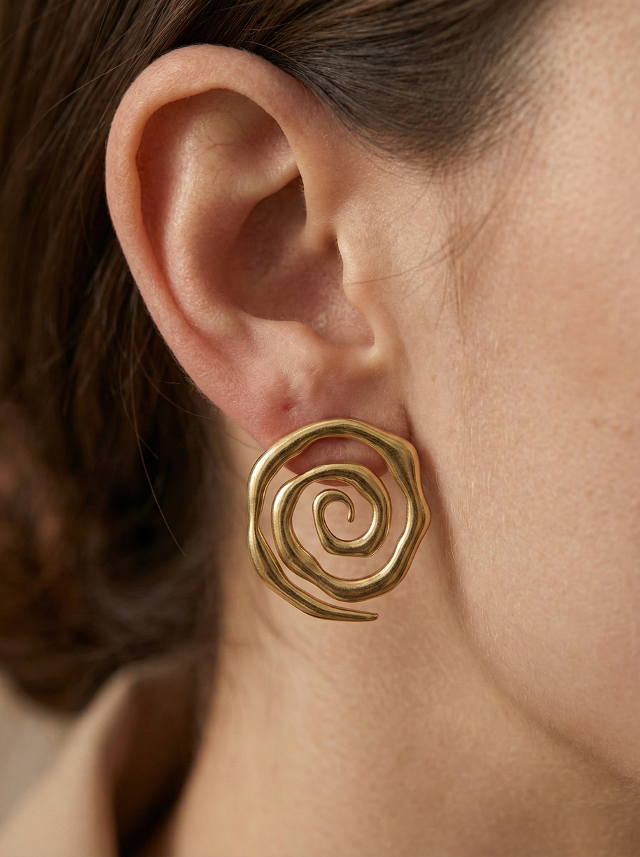 Pendientes dorados en espiral irregular