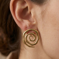 Pendientes dorados en espiral irregular