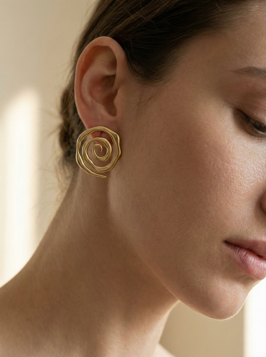 Pendientes dorados en espiral irregular