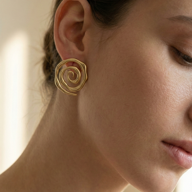 Pendientes dorados en espiral irregular