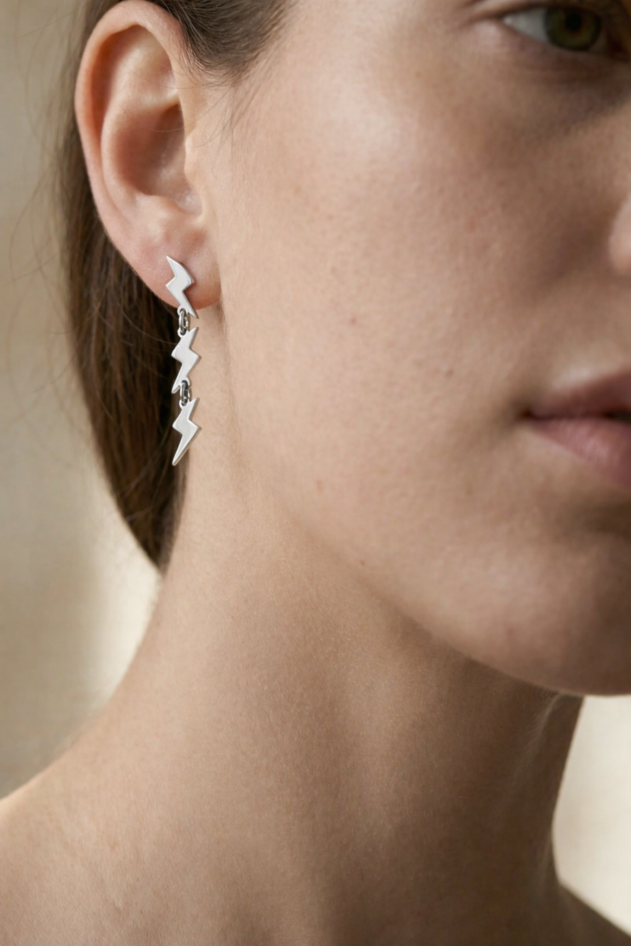 Pendientes plateados con colgantes de rayos