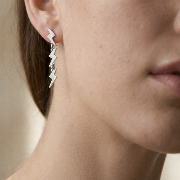 Pendientes plateados con colgantes de rayos