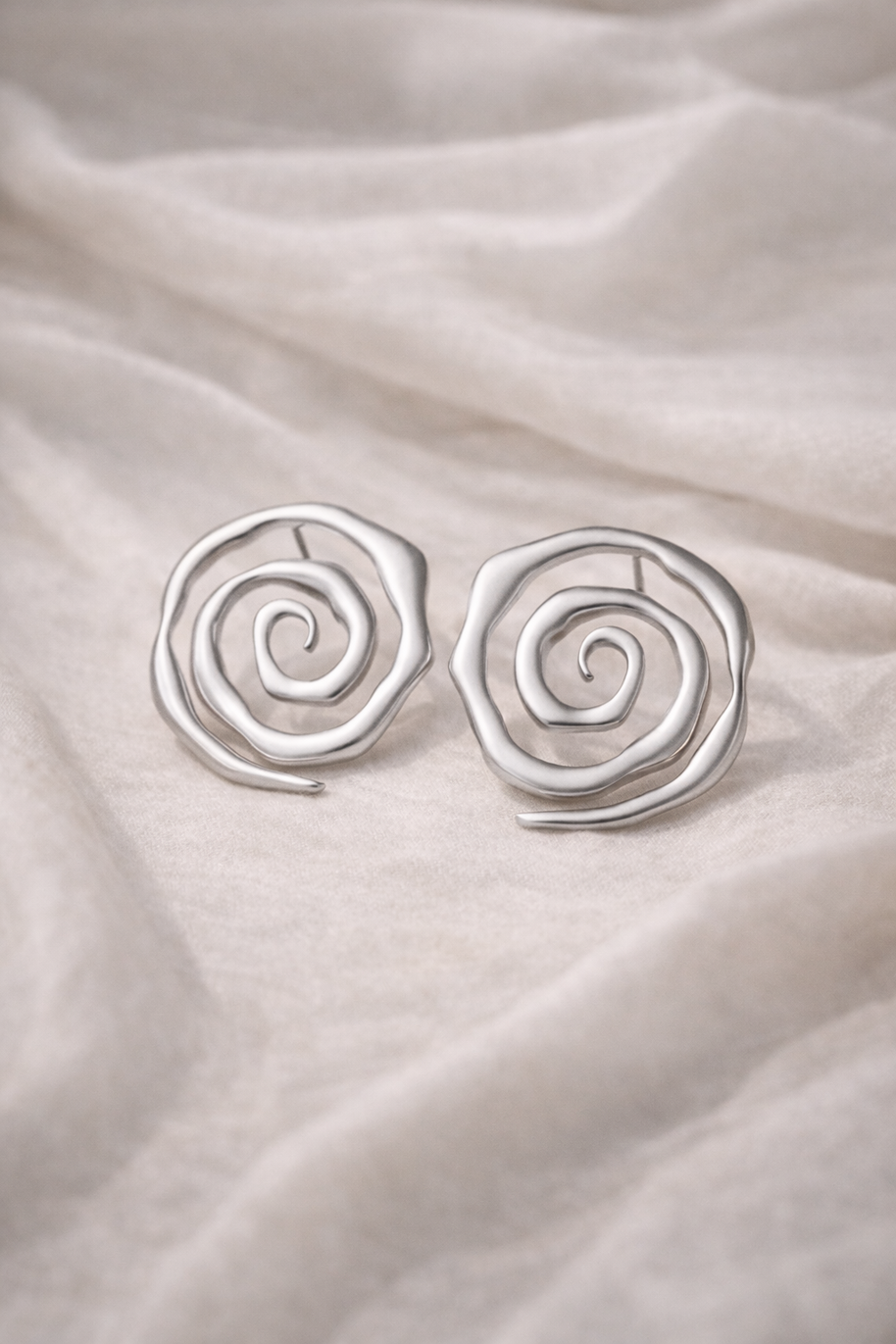 Pendientes plateados en espiral irregular