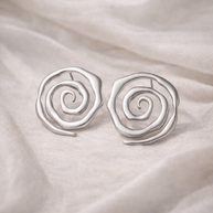 Pendientes plateados en espiral irregular