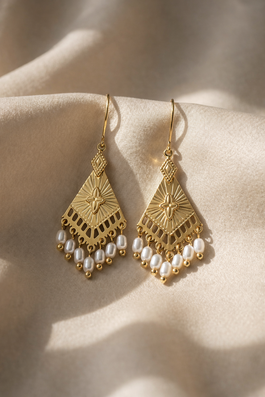 Pendientes tribales dorados con perlas colgantes