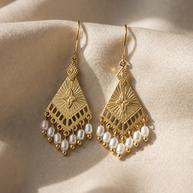 Pendientes tribales dorados con perlas colgantes