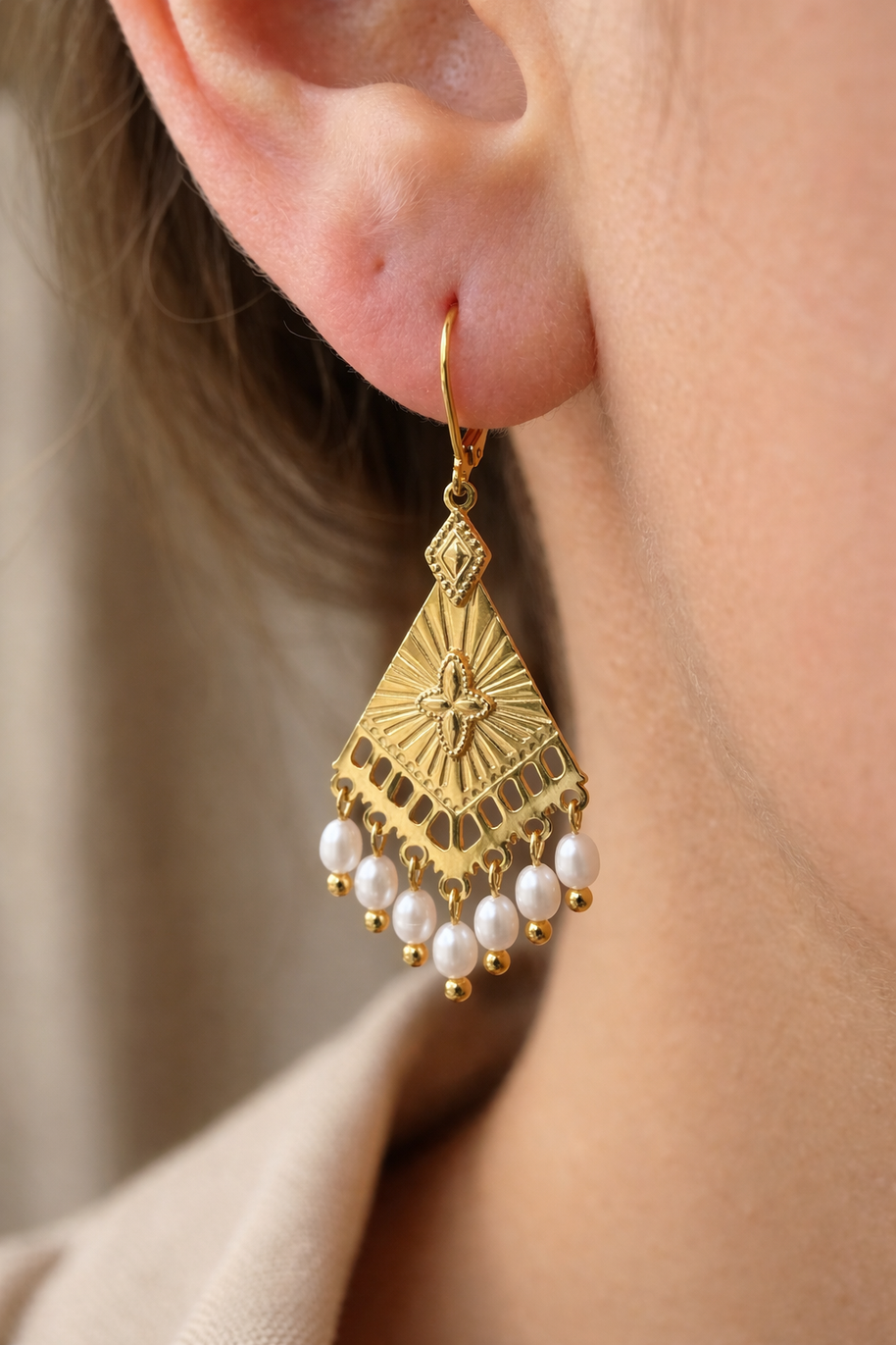 Pendientes tribales dorados con perlas colgantes