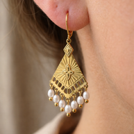 Pendientes tribales dorados con perlas colgantes
