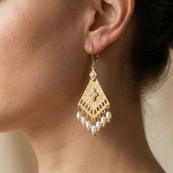 Pendientes tribales dorados con perlas colgantes
