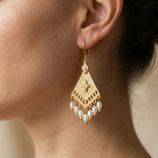 Pendientes tribales dorados con perlas colgantes