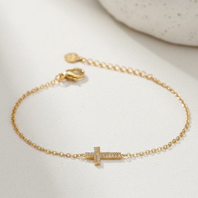 Detalle de Pulsera dorada con cruz y circonitas de Namare