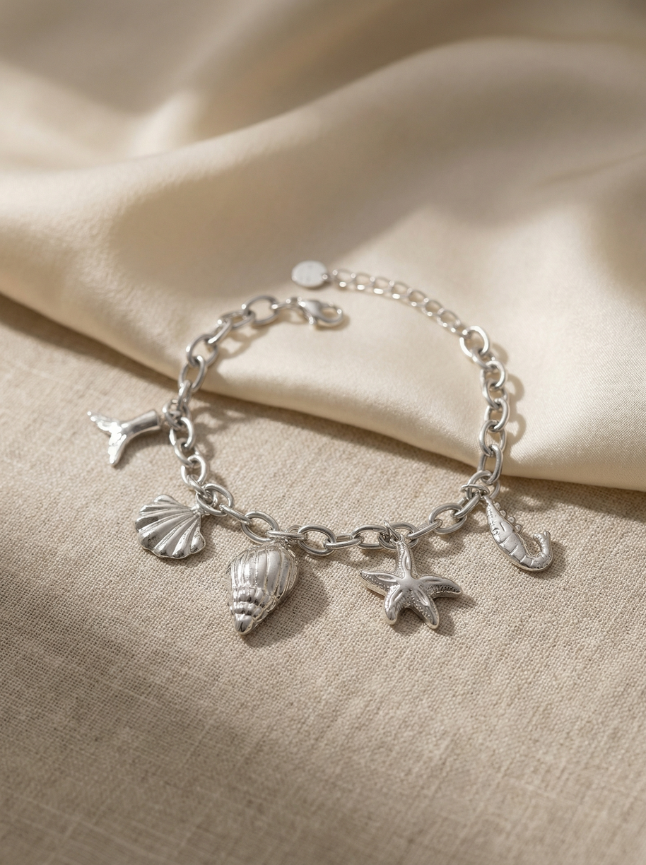 Pulsera con colgantes marinos