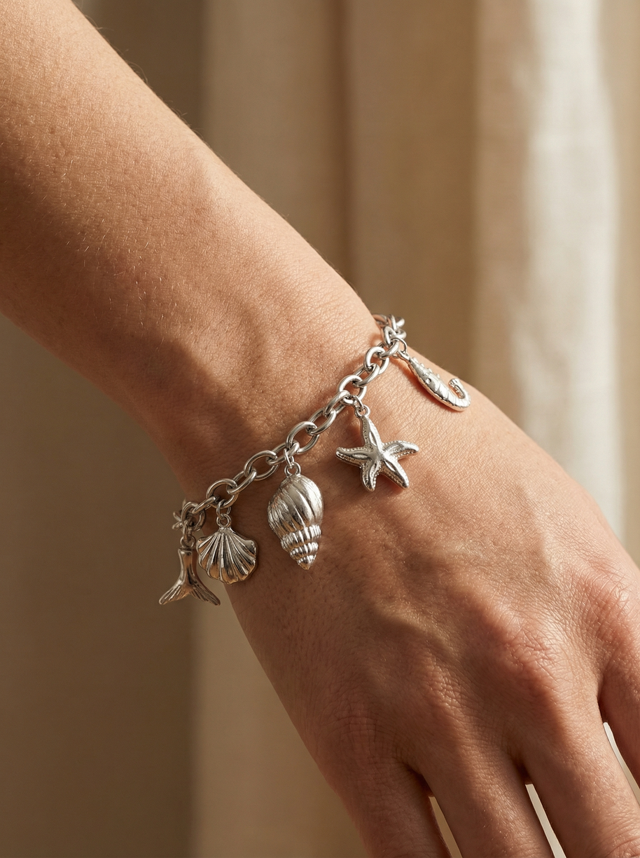 Pulsera con colgantes marinos