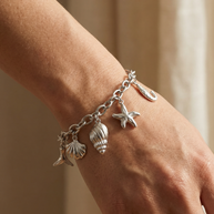 Pulsera con colgantes marinos